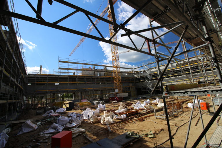 Schulgebäude Innenhof (Bauzustand)Statik und Tragwerksplanung für Einfamilienhäuser Wohnhäuser und Geschäftsbauten Berlin Structura Ingenieure ihr kompetenter Tragwerksplaner / Statiker Holzbau, Stahlbetonbau, Stahlbau, Massivbau