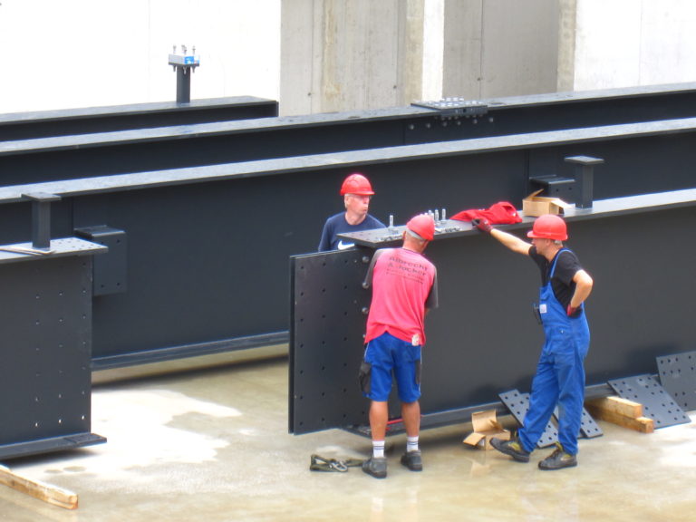 Vierfach Sporthalle - Montage Dachbinder Statik und Tragwerksplanung für Einfamilienhäuser Wohnhäuser und Geschäftsbauten Berlin Structura Ingenieure ihr kompetenter Tragwerksplaner / Statiker Holzbau, Stahlbetonbau, Stahlbau, Massivbau