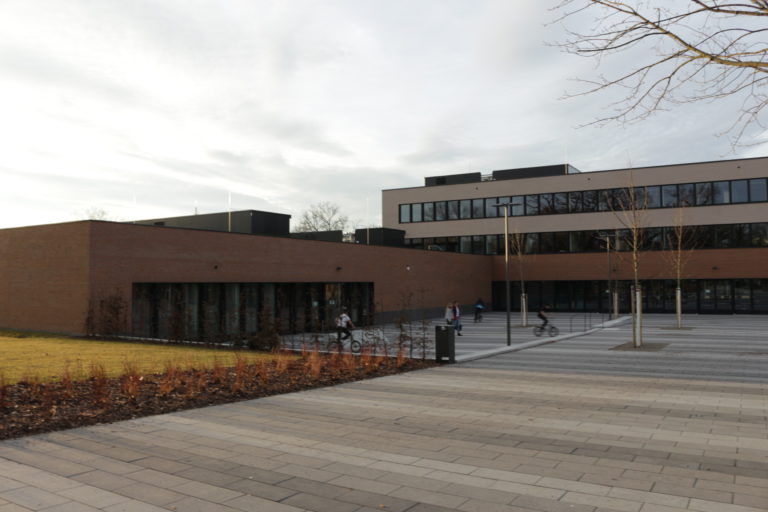 Schulgebäude und Sporthalle